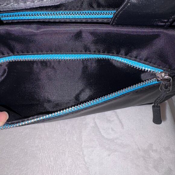 TAHARI Black and Blue Nylon Bag crossbody Shoulder Day Pack Cooler NWT - Picture 3 of 10